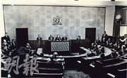 1984年12月，英國首相戴卓爾夫人（主席台中）、外相賀維（主席台左）及港督尤德（主席台右）與香港行政立法兩局議員會面。（資料圖片）