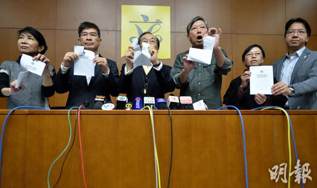 港府昨發表簡稱「民情報告」的《近期香港社會及政治情况報告》，稱按人大決定及《基本法》推行普選，是「市民的共同願望」，又稱報告是當局在可知範圍內，從公開渠道盡量收錄的相關事件及意見。泛民議員昨午召開記者會，斥報告是扭曲民意，並撕毁報告以示不滿。（盧翊銘攝）