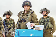 駐守戈蘭高地的以色列士兵周日參與提前投票。（新華社）