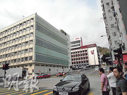 左方的建築物，是德貞小學舊址，對出的馬路，是一九五六年雙十暴動燒車的現場。路的另一端，就是嘉頓麵包廠。（陳嘉文攝）