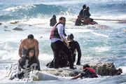 一艘載着數十人的人蛇船昨在希臘羅德島觸礁翻側，最少3人死亡。希臘海岸防隊人員在海上救起多人。（路透社）
