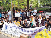 「慰安婦」問題備受韓國社會關注。自1990年代起，不同組織逢周三中午都會到首爾日本大使館門外集會示威，促日本就強徵「慰安婦」道歉及賠償。多間學校學生5月趁母親節前在日本大使館門外集會，向兩名「慰安婦」致意。（林康琪攝）