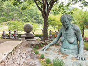 分享之家的墓園裏豎立了一尊「慰安婦」銅像。（林康琪攝）