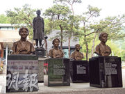 「分享之家」庭園豎立了穿著韓國傳統民族服飾的小女孩銅像，象徵當年被抓去當「慰安婦」的少女，旁邊則放置原居於「分享之家」的已故「慰安婦」銅像。（林康琪攝）