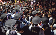 大批民眾昨晚在東京國會前集會反對新安保法案，警員築起人牆阻擋。（路透社）