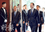 中國國務院副總理馬凱（前左）與英國財政大臣歐思邦（前右）昨日共同出席第七次兩國經濟財金對話。歐思邦表示自己支持並確信，中國將繼續充當世界經濟增長的引擎，而中國股災對其他國家影響有限。（中新社）