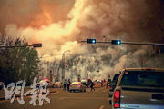 麥克默里堡受山火侵襲，有公路被濃煙吞噬。（網上圖片）