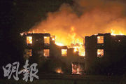 麥克默里堡有民居被烈焰焚毁。該城鎮已有最少1600間房屋被山火波及。（網上圖片）