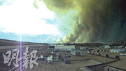 閉路電視畫面顯示，麥克默里堡機場附近周二濃煙滾滾，山火有蔓延之勢。（網上圖片）