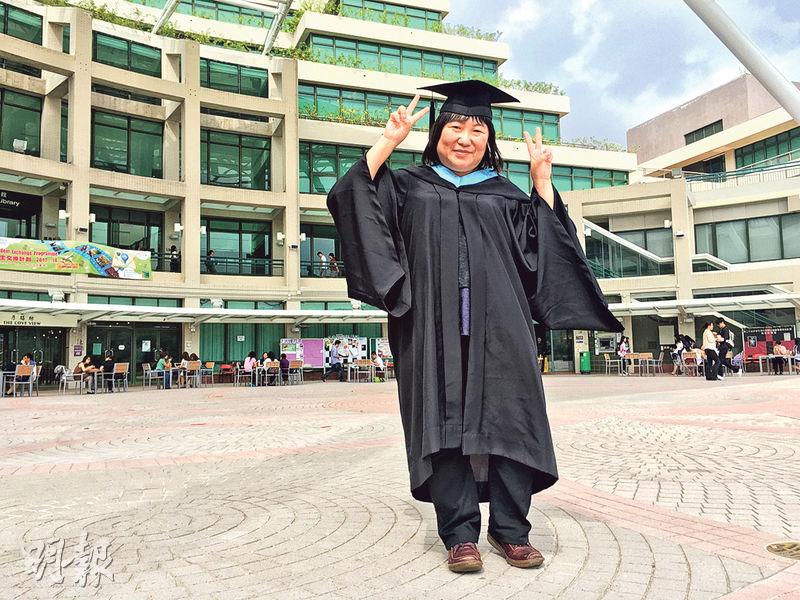 Joyce潘頌詩（圖）是本港首批使用手語教學的聾人大學生之一，在教大主修特殊教育，本周六正式畢業。（張嘉雯攝）