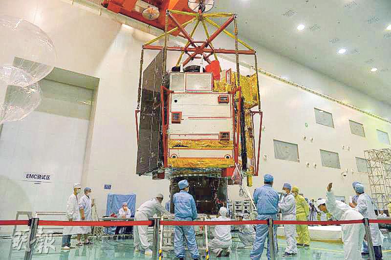 研究人員在西昌衛星發射中心對風雲四號衛星進行發射前檢查。（網上圖片）