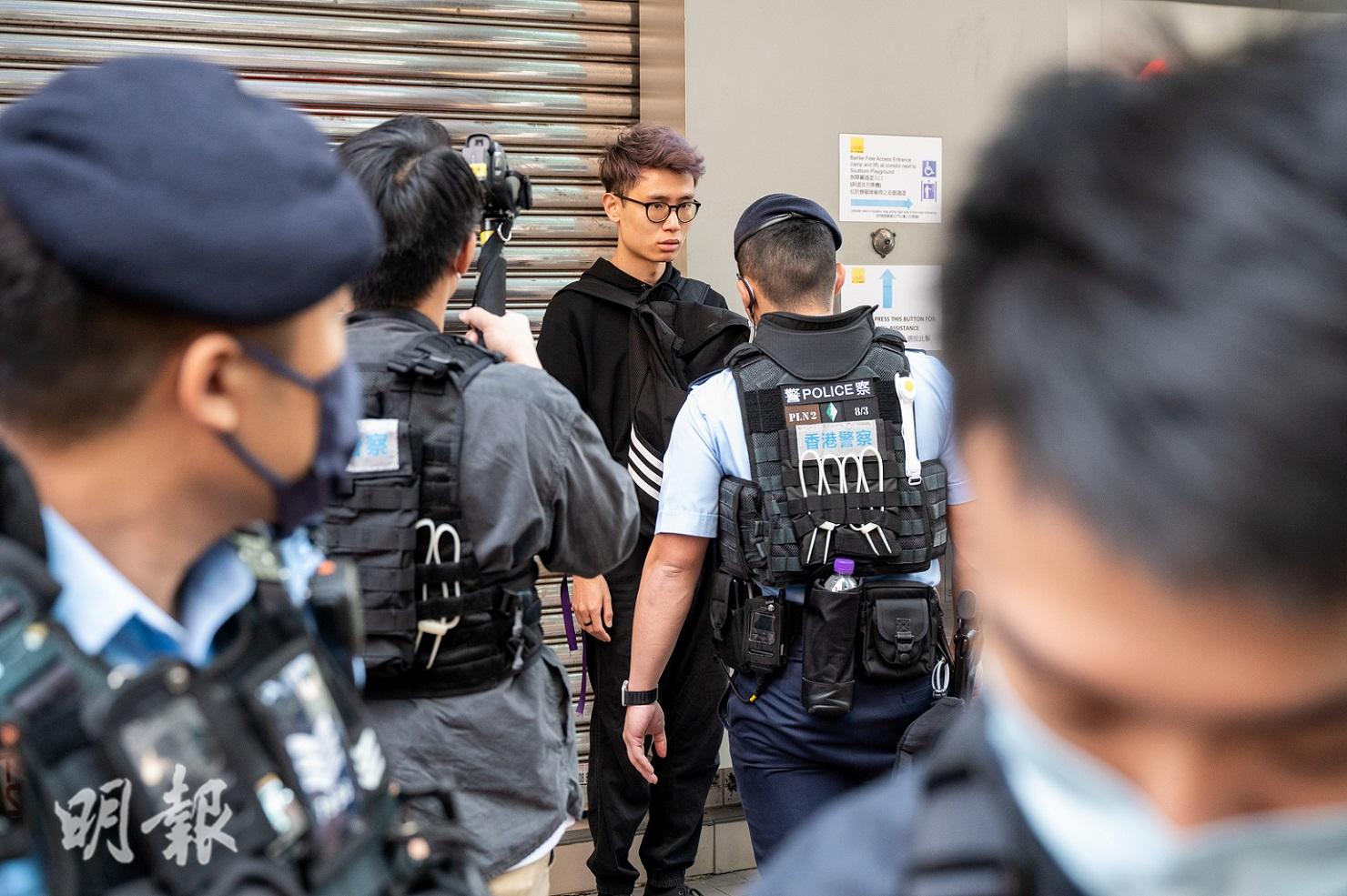 【多圖】防疫撤限遊行未成　大批警員修頓球場一帶戒備