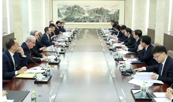 中英AI對話  軍控司長領銜與英方交換意見
