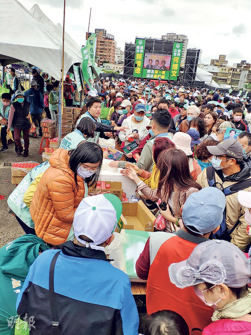 採訪手記：造勢大會  入場呼「凍蒜」多銀髮  離場湧接待處領肉包