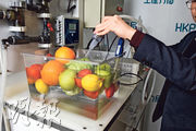 生產力促進局表示，「次氯酸」水溶液殺菌力強，又不會殘留化學物，可以直接用來清洗蔬菜和水果。