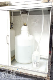 這部裝置乃使用「氫氯酸」（細膠樽）加大量清水（大膠樽），透過電解，來生產出「次氯酸」水溶液。