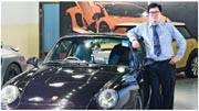 名車一代董事總經理李海棠表示，5年前買入保時捷古典型號，今天已升值近一倍，平均每年回報近20%，跑贏恒指。近期Porsche 911 Carrera RS Coupe 2.7賣價達千萬元，原車主買入時僅400萬元。（劉焌陶攝）