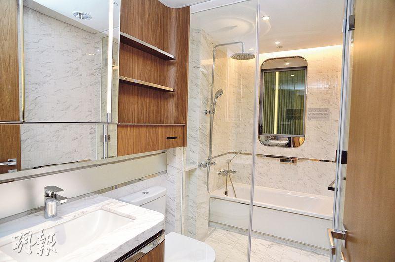 主人套房浴室配有不少插頭及充電頭，設計貼心。