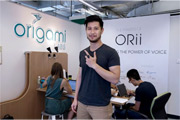 黃家恆(中)稱，未來將深化ORII戒指業務，並積極開拓智能手機語音系統研發。