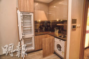 開放式廚房配備基本家電，包括德國西門子嵌入式雪櫃、微波爐等。住客可明火煮食。
