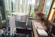 浴室採用落地玻璃設計，並且以雲石打造。（攝影：劉焌陶）