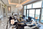 41樓（又稱61樓）A室大廳懸掛水晶吊燈及放置意大利時尚品牌沙發組合。（攝影：馮凱鍵）