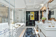 主人浴室牆身選用大理石，採酒店式「五件頭」設計。（攝影：馮凱鍵）