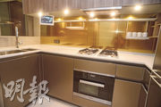 廚櫃採U形佈局，基本家電齊備，包括Miele煮食爐及蒸焗爐，另有紅酒櫃、雪櫃等。（攝影 劉焌陶）