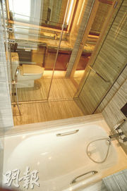 主人浴室淋浴間及浴缸兼備，並設有鏡櫃，助增加空間感。（攝影 劉焌陶）