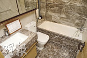 浴室備有浴缸及通風窗，使空氣更流通。（鍾林枝攝）