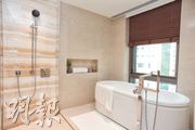 浴室採用多為豪宅選用的橢圓形浴缸，並可望窗外開揚景觀。