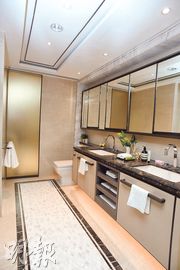 浴室採雙面盆設計，十足酒店格局。