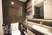 浴室設計簡潔，設有不少儲物空間。（攝影 曾憲宗）