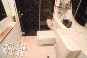 單位浴室設有兩面相對的鏡子，視角上大大增加空間感。