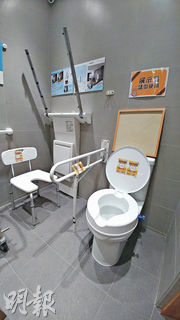 長者浴室設計以「無障礙」為主，例如改裝洗手間地台、浴缸改為企缸等。