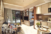 客飯廳連開放式廚房面積約110方呎，大廳以淺色作主調，配襯胡桃木色，感覺舒適。（攝影 賴俊傑）