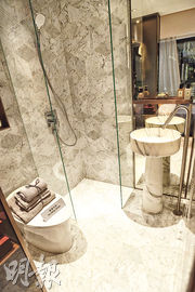 浴室採用白色雲石設計，優雅時尚之餘，亦方便住戶清潔。（攝影 賴俊傑）