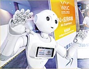 韋立民認為科技發展一日千里，投資者現時若能夠及早部署未來重大科技主題，可望賺取理想回報，當中他最看好雲計算及人工智能。圖為上海2018年世界人工智能大會上，用作迎賓的智能機器人。（中新社）