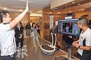仁山優社備有VR遊戲治療系統，讓中風、柏金遜症等患者透過互動遊戲改善活動能力，並利用大數據分析。（劉焌陶攝）