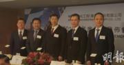 右起: 賈益群、陸東、董事長喻寶材、總經理向文武、副總經理桑菁華
