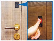 新世界為項目引入「ArtisLock」三合一智能大門門鎖，住戶出門時只須向上一拉即可將大門鎖上。該智能大門門鎖提供門匙、指紋掃描（圖示）及手機應用程式3種方式控制開關。