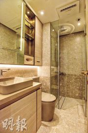 浴室設有多用途鏡櫃，內置電源插頭、USB槽等設備。