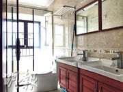 主人套房浴室，備有雙臉盆及復古木櫃，營造出歐洲風格。