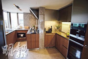 廚房使用三邊工作枱面，同時提供Miele蒸焗爐、煤氣煮食爐等設備。（蘇智鑫攝）