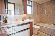 浴室牆身使用雲石鋪砌，鏡櫃及洗手盆櫃提供充足的儲物空間。（蘇智鑫攝）