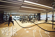 健身室內有多款健身設備，包括實景健身單車等。（蘇智鑫攝）