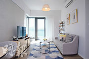 22樓1室客廳設計採簡約風格，牆身色彩淡雅，配襯淺木色地板，營造休閒舒適感。