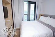主人睡房放置白色置頂衣櫃，可滿足收納需求。