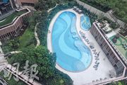 10座11樓B室單位客飯廳外望園景及會所泳池。（劉焌陶攝）