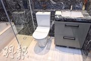 浴室牆身及洗手盆均以石材鋪砌，同時設有浴缸和淋浴間。（劉焌陶攝）